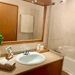 Charming With Private Garden & Pool דירה