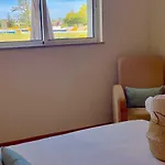 דירה Charming With Private Garden & Pool