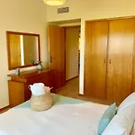 Charming With Private Garden & Pool דירה