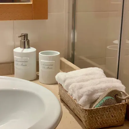 아파트 Charming With Private Garden & Pool 빌라모라