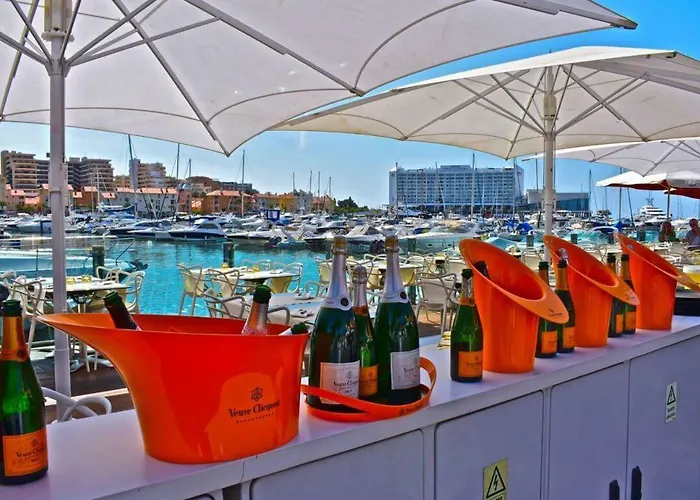 Charming With Private Garden & Pool Apartament