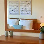 Charming With Private Garden & Pool Appartamento *