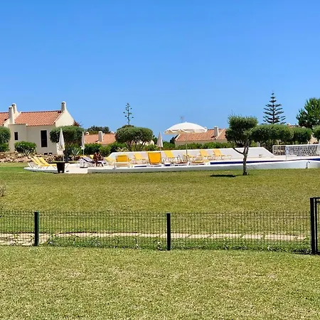 Charming With Private Garden & Pool Apartment *